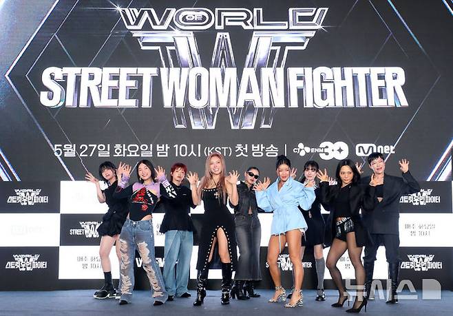 [서울=뉴시스] 김혜진 기자 = 댄서 모니카(왼쪽부터), 립제이, 아이키, 가비, 리정, 리헤이, 노제, 허니제이, 효진초이가 27일 오전 서울 강남구 에스제이쿤스트할레에서 열린 Mnet '월드 오브 스트릿 우먼 파이터' 제직발표회에서 댄스를 선보이고 있다. 2025.05.27. jini@newsis.com