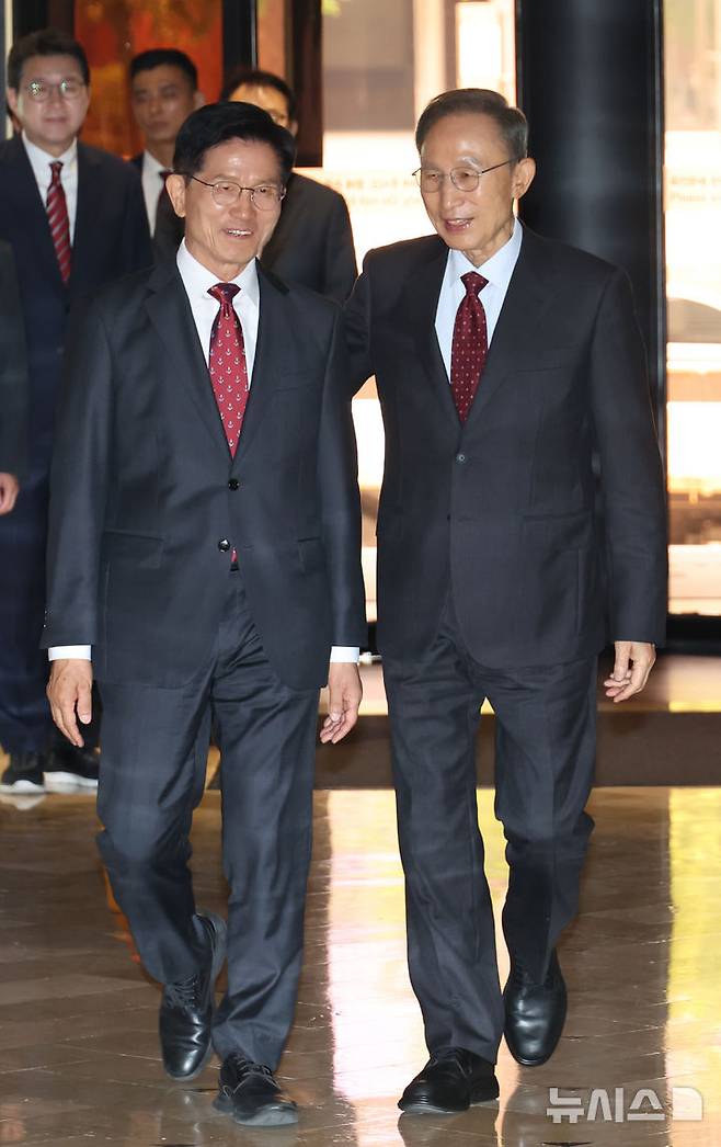 [서울=뉴시스] 고승민 기자 = 김문수 국민의힘 대선 후보와 이명박 전 대통령이 27일 서울 여의도 켄싱턴 호텔 로비에서 만나 오찬장으로 향하고 있다. 2025.05.27. kkssmm99@newsis.com