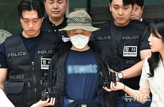 [시흥=뉴시스] 김종택 기자 = 둔기와 흉기로 2명을 살해하고 2명을 다치게 한 혐의를 받는 중국동포 차철남(56)이 27일 경기 시흥경찰서에서 살인 및 살인미수 혐의로 검찰로 구속 송치되고 있다. 2025.05.27. jtk@newsis.com