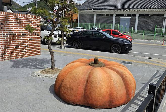 영월 주요 시가지 등에 설치된 호박 조형물.)사진=영월군 제공) *재판매 및 DB 금지
