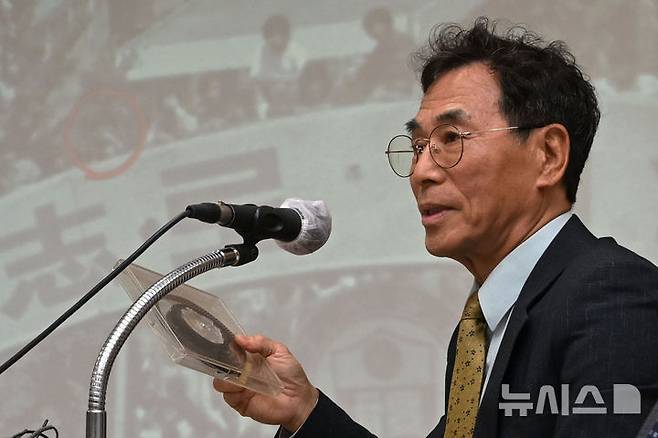 [광주=뉴시스] 이영주 기자 = 광주시민 문제성씨가 27일 오전 광주 동구 5·18민주화운동기록관에서 열린 5·18 미공개영상 시사회에 참여해 자신이 당시 촬영했던 필름을 들어보이며 설명하고 있다. 2025.05.27. leeyj2578@newsis.com