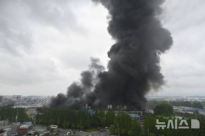 [광주=뉴시스] 박기웅 기자 = 17일 오전 7시11분께 광주 광산구 소촌동 금호타이어 광주공장에서 불이 나 소방당국이 불을 끄고 있다. 이날 불은 타이어 생산에 필요한 고무를 정련하는 과정에서 발생한 것으로 추정되고 있다. 2025.05.17. pboxer@newsis.com