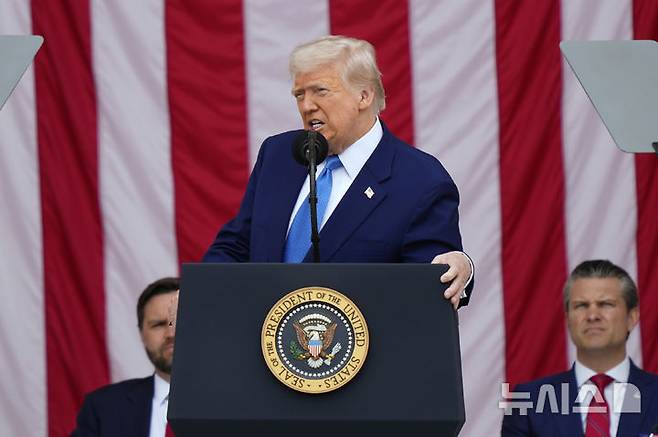 [알링턴=AP/뉴시스] 도널드 트럼프 미국 대통령이 유럽연합(EU)에 대해 내달 1일부터 50% 관세를 부과한다는 방침을 철회하고 7월9일까지 논의가 연장된 가운데, 양측이 곧바로 협상을 재개했다. 사진은 트럼프 대통령이 26일(현지 시간) 버지니아주 알링턴 국립묘지에서 열린 제157회 메모리얼 데이(현충일) 추념식에 참석해 연설하는 모습. 2025.05.27.