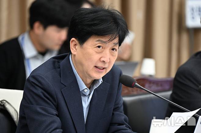 [광주=뉴시스] 박기웅 기자 = 사진은 오기형 더불어민주당 의원이 지난해 10월 24일 오전 정부광주지방합동청사 3층 대회의실에서 열린 국회 기획재정위원회의 광주지방국세청·광주본부세관 등 국정감사에서 질의를 하고 있는 모습. 2024.10.24. pboxer@newsis.com