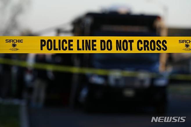 [레빗타운( 미 펜실베이니아주)=AP/뉴시스] 26일(현지 시간) 미국 필라델피아주의 한 공원에서 총기 난사 사건이 일어나 2명이 숨지고 9명이 다쳤다. 사진은 지난해 3월16일 필라델피아 교외의 레빗타운의 한 주택에 총격 사건이 벌어져 경찰 금지선이 설치된 모습. 2024. 03. 17.