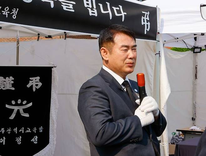 [광주=뉴시스] 이정선 광주교육감이 27일 광주교육청 이음광장에 마련된 제주 중학교 교사 추모 공간에서 추모사를 하고 있다. (사진=광주교육청 제공) 2025.05.27. photo@newsis.com *재판매 및 DB 금지