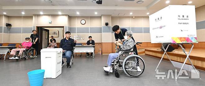 [수원=뉴시스] 김종택 기자 = 제21대 대통령선거를 일주일 앞둔 27일 경기 수원시 장안구 한국보훈복지의료공단 수원보훈요양원에 마련된 거소투표소에서 어르신이 소중한 한 표를 행사하고 있다. (공동취재) 2025.05.27. photo@newsis.com