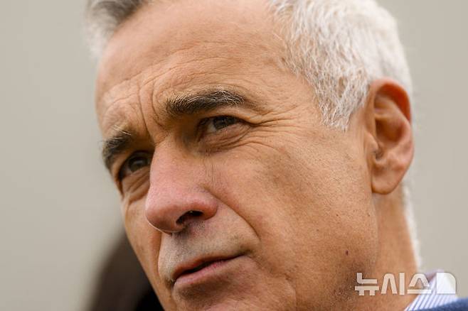 [부쿠레슈티=AP/뉴시스] 26일(현지 시간) 정계 은퇴를 선언한 친러시아 성향의 극우 정친인 칼린 제오르제스쿠. 그는 지난해 11월 루마니아 대선에 갑자기 등장해 1차 투표에서 1위를 차지했지만 러시아 선거 개입 의혹 끝에 선거 결과가 무효로 됐다. 2025.05.27.