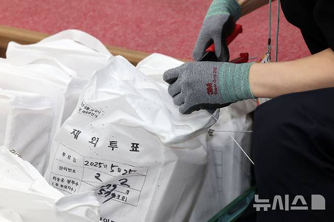 [인천공항=뉴시스] 김선웅 기자 =제21대 대통령선거를 일주일 앞둔 27일 인천국제공항 국제우편물류센터에서 우정사업본부 직원들이 국내로 회송된 재외투표지를 인계받고 있다.중앙선관위는 외교부, 우정사업본부와 합동으로 118개국 223개 재외투표소에서 외교행낭을 통해 국내로 회송된 재외투표지를 확인·분류하여 구·시·군선관위로 발송한다. (공동취재) 2025.05.27. photo@newsis.com