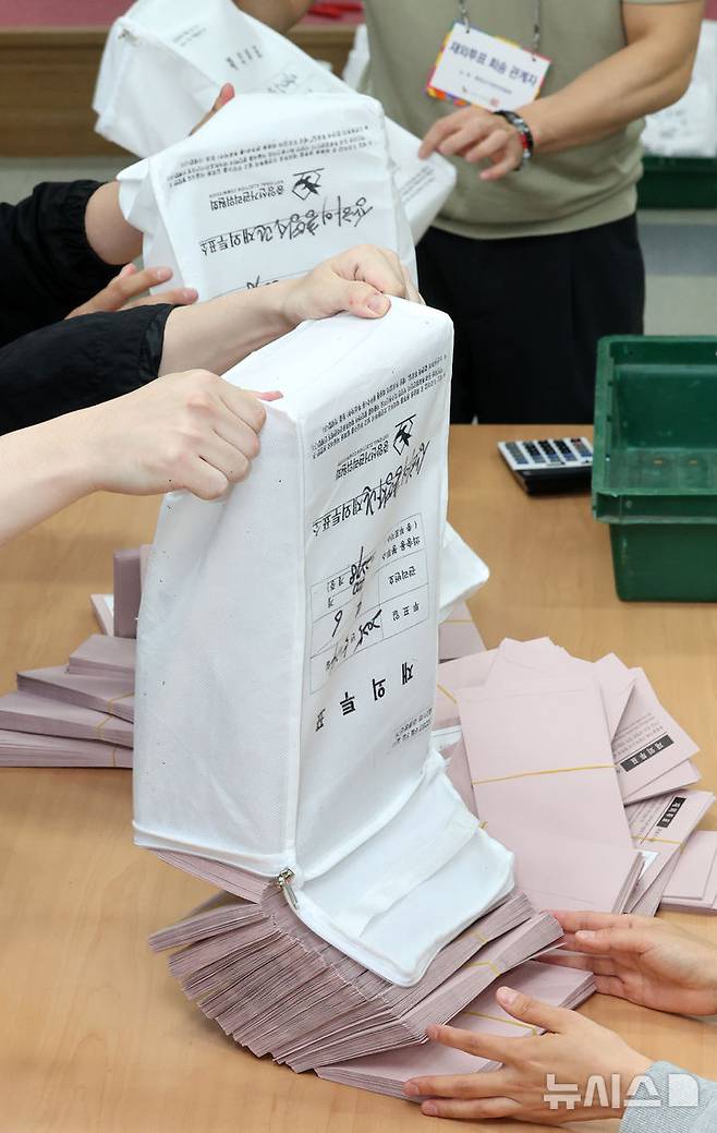 [인천공항=뉴시스] 김선웅 기자 =제21대 대통령선거를 일주일 앞둔 27일 인천국제공항 국제우편물류센터에서 우정사업본부 직원들이 국내로 회송된 재외투표지를 인계받고 있다.중앙선관위는 외교부, 우정사업본부와 합동으로 118개국 223개 재외투표소에서 외교행낭을 통해 국내로 회송된 재외투표지를 확인·분류하여 구·시·군선관위로 발송한다. (공동취재) 2025.05.27. photo@newsis.com