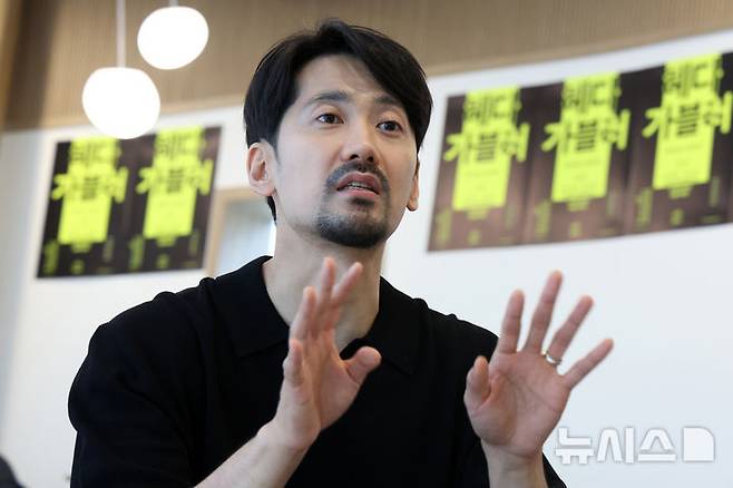 [서울=뉴시스] 박진희 기자 = 국립극단 연극 '헤다 가블러' 브라크 역의 배우 홍선우가 지난 23일 서울 중구 명동예술극장에서 인터뷰 하고 있다. 2025.05.27. pak7130@newsis.com