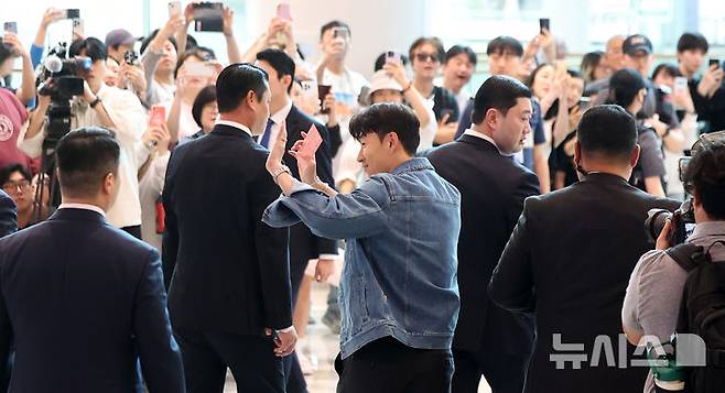 [인천공항=뉴시스] 김선웅 기자 = 유로파리그에서 우승한 토트넘의 손흥민이 27일 인천국제공항을 통해 귀국하며 팬들에게 인사를 하고 있다. 2025.05.27. mangusta@newsis.com