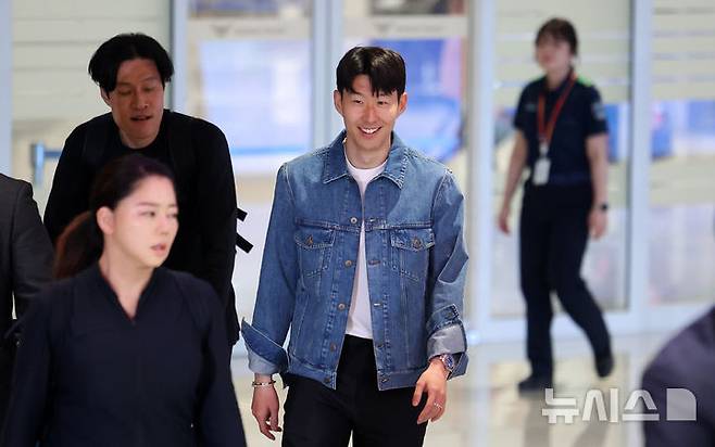 [인천공항=뉴시스] 김선웅 기자 = 유로파리그에서 우승한 토트넘의 손흥민이 27일 인천국제공항을 통해 귀국하고 있다. 2025.05.27. mangusta@newsis.com