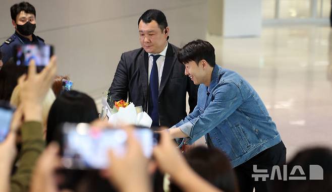 [인천공항=뉴시스] 김선웅 기자 = 유로파리그에서 우승한 토트넘의 손흥민이 27일 인천국제공항을 통해 귀국하며 팬에게 꽃다발을 전달받고 있다. 2025.05.27. mangusta@newsis.com