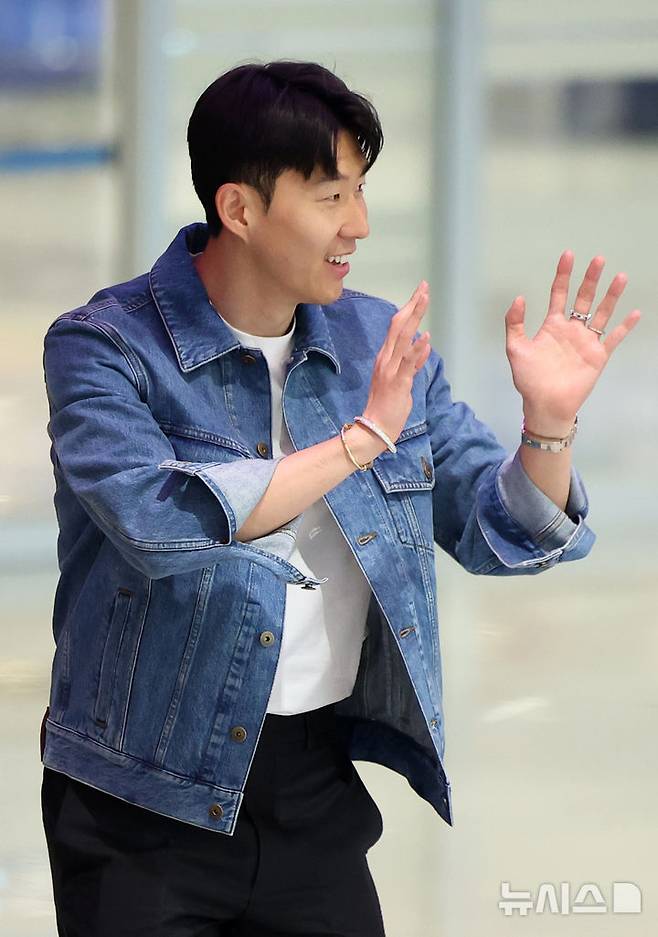 [인천공항=뉴시스] 김선웅 기자 = 유로파리그에서 우승한 토트넘의 손흥민이 27일 인천국제공항을 통해 귀국하며 팬들에게 인사를 하고 있다. 2025.05.27. mangusta@newsis.com