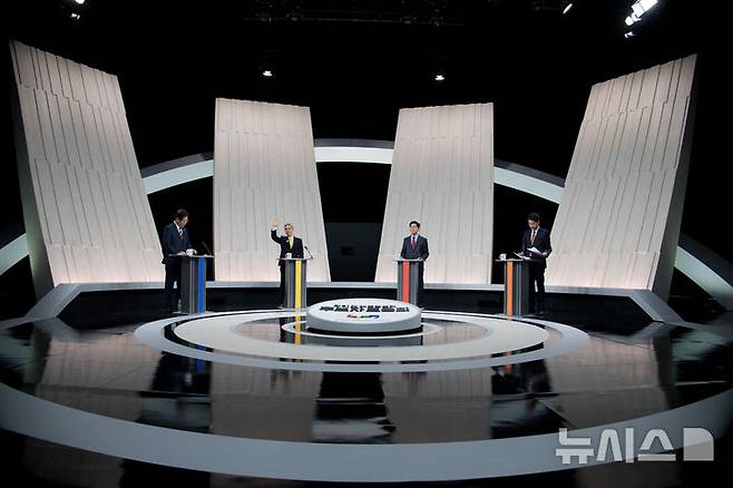 [서울=뉴시스] 국회사진기자단 = 27일 오후 서울 마포구 상암동 MBC 스튜디오에서 열린 중앙선거방송토론위원회 주관 제21대 대통령선거 3차 후보자토론회 시작에 앞서 각 정당 대선후보들이 토론 준비를 하고 있다. 왼쪽부터 이재명 더불어민주당, 권영국 민주노동당, 김문수 국민의힘, 이준석 개혁신당 대선후보. 2025.05.27. photo@newsis.com