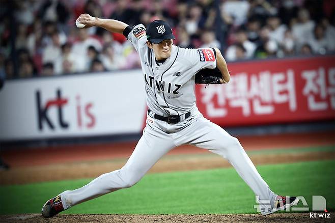 [서울=뉴시스] 프로야구 KT 위즈 고영표가 21일 수원KT위즈파크에서 열린 2025 신한 쏠뱅크 KBO리그 KIA 타이거즈와의 경기에 선발 등판해 공을 던지고 있다. (사진=KT 위즈 제공) 2025.05.21.
