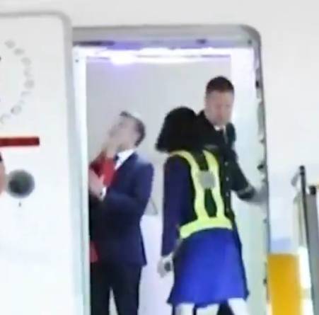 브리지트 여사 손에 맞는 마크롱 프랑스 대통령 엑스(X) 캡쳐