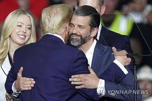 아버지와 포옹하는 도널드 트럼프 주니어 [AP=연합뉴스 자료사진]