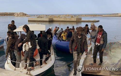 리비아 해안에 있는 아프리카 이민자들(사진은 기사 내용과 관련 없음) [EPA=연합뉴스 자료사진]
