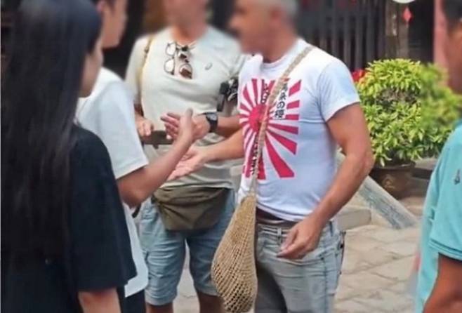 욱일기 티셔츠를 입은 외국인 관광객 [온라인 커뮤니티 캡처]