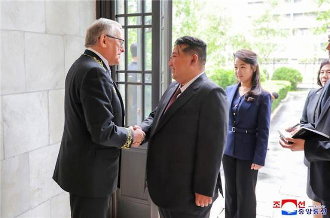 김정은 북한 국무위원장이 지난 9일 평양에 있는 주 북한 러시아 대사관을 방문해 현관에서 알렉산드르 마체고라 대사의 영접을 받고 있다. 김정은은 당시 모스크바에서 열린 러시아의 2차 대전 승전 80주년 기념 행사에 참석하지 않았고, 대신 대사관을 찾아 축하를 표시했다. 주 북한 러시아 대사관 페이스북 캡처