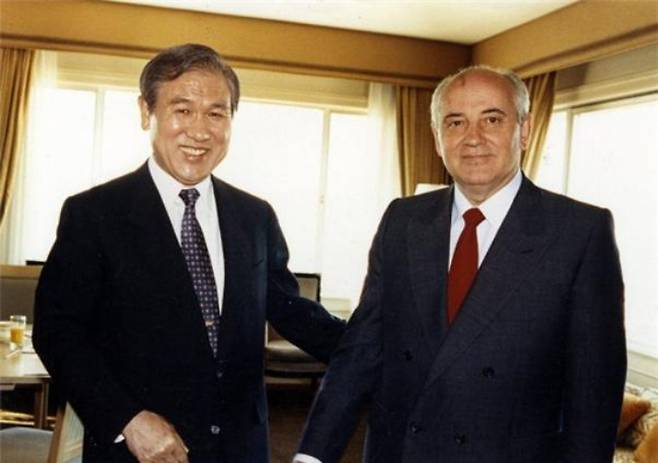 1990년 6월 4일 당시 노태우 대통령은 미국을 방문 중이던 고르바초프 소련 대통령과 샌프란시스코 페어몬트 호텔에서 역사적인 첫 한·소 정상회담을 했다. 노태우 대통령은 "김일성이 우리와의 대화나 접촉을 거부하고 있는 현 상황에서 남북관계를 푸는 최상의 길은 고르바초프 대통령을 만나는 것"이라며 소련과의 정상회담 추진을 지시했다고 한다. 두 나라는 북한의 반발을 고려해 극비리에 회담을 준비했다. 자료사진