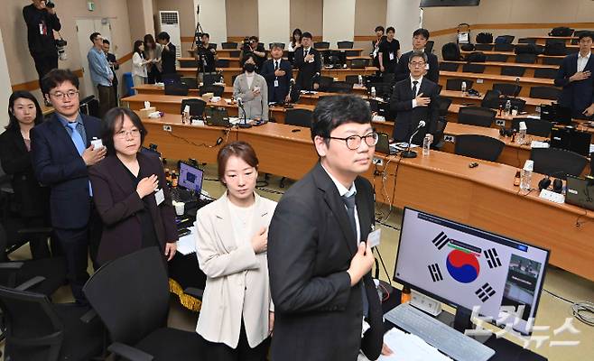 전국법관대표회의가 열린 26일 오전 경기 고양시 사법연수원에서 김예영 의장을 비롯한 참석자들이 국민의례를 하고 있다. 고양=박종민 기자