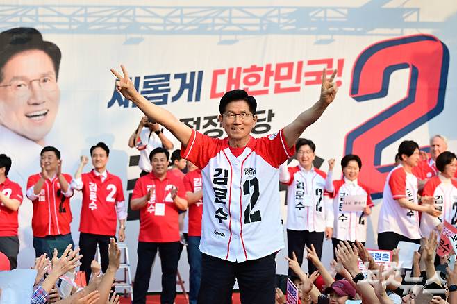 김문수 국민의힘 대통령 후보가 유세에 나서고 있다. 황진환 기자