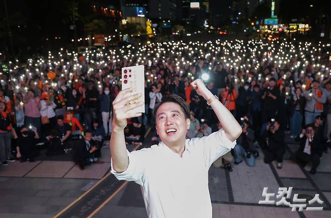 개혁신당 이준석 대선후보가 대선기간 유세차에 올라 셀카를 찍고 있다. 윤창원 기자