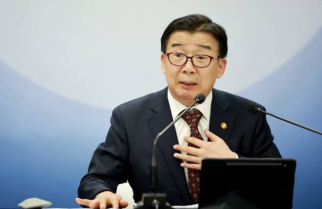 유철환 권익위원장. 연합뉴스