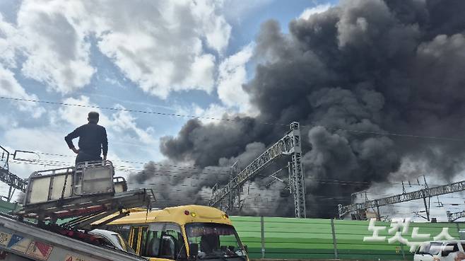 금호타이어 광주공장 인근 거주민이 화재로 인해 솟구치는 검은 연기를 바라보고 있다. 한아름 기자