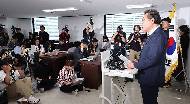 새미래민주당 이낙연 상임고문이 27일 서울 여의도 중앙당사에서 긴급 기자회견을 열고 국민의힘과의 선거 연대 방안 등을 설명하고 있다. 연합뉴스