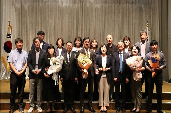 27일 홀리데이인 광주호텔에서 열린 '제13회 S2B 청렴계약 우수기관' 시상식에서 전북교육청의 부문별 수상 기관과 수상자들이 기념 촬영을 하고 있다. 전북교육청 제공