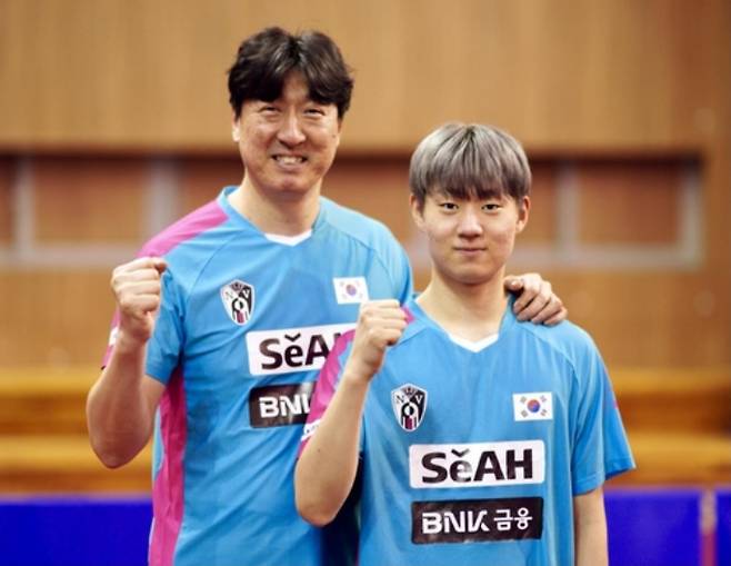 오상은 남자 대표팀 감독(왼쪽)과 아들 오상은. 연합뉴스