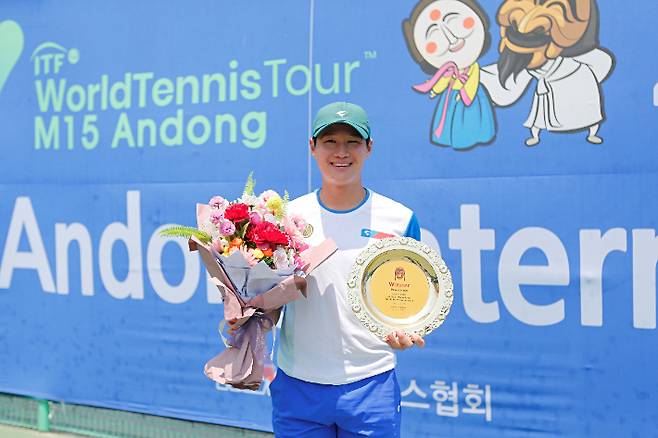 국군체육부대 소속 권순우가 25일 경북 안동 시민운동장에서 열린 국제테니스연맹(ITF) 안동 국제남자대회 단식에서 경산신청의 신산희를 꺾고 우승을 차지한 뒤 트로피를 들고 포즈를 취하고 있다. 대한테니스협회