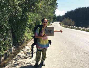 인도 히말라야에서 히치하이킹을 시도하고 있는 박씨의 모습.