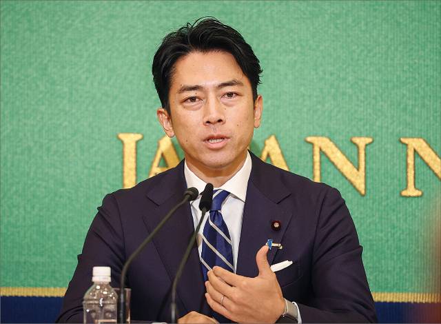 일본의 고이즈미 신지로 신임 농림수산상은 최근 취임한 이후 비축미의 무제한 방출과 시세의 절반 가격 판매를 약속했다. 사진은 고이즈미 농림상이 지난해 한 토론회에서 발언하고 있는 모습. EPA연합뉴스