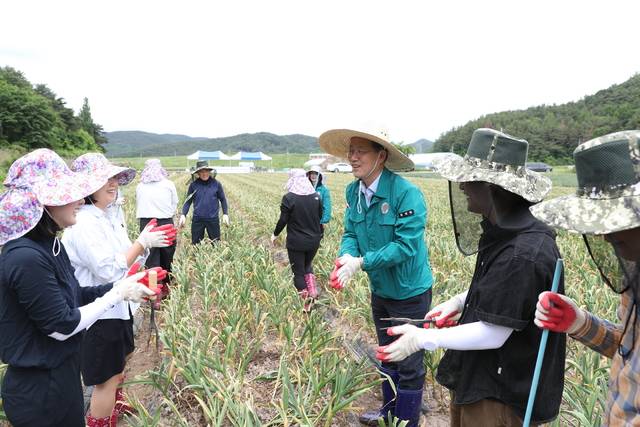 이형일 통계청장이 경남 창녕에서 진행된‘마늘 생산량조사’ 시연회 현장에 참여해 조사과정을 선보이고 있다. 통계청