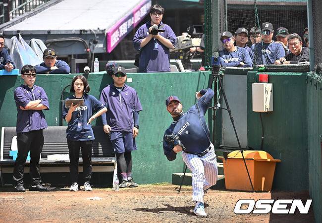[OSEN=부산, 이석우 기자] 18일 부산 사직야구장에서 2025 신한 SOL 뱅크 KBO 리그 롯데 자이언츠와 삼성 라이온즈의 경기가 열린다. 홈팀 롯데는 데이비슨, 방문팀 삼성은 이승현이 선발 출전한다.롯데 자이언츠 새 외국인 투수 감보아가 불펜에서 투구를 선보이고 있다. 2025.05.18 / foto0307@osen.co.kr