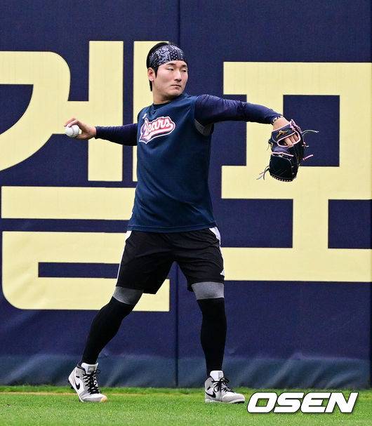 [OSEN=잠실, 지형준 기자] 19일 오후 서울 잠실구장에서 2025 신한 SOL뱅크 KBO리그 두산 베어스와 KIA 타이거즈의 경기가 열린다.이날 두산은 최원준, KIA는 아담 올러를 선발로 내세웠다. 두산 곽빈이 훈련을 하고 있다. 2025.04.19 / jpnews@osen.co.kr