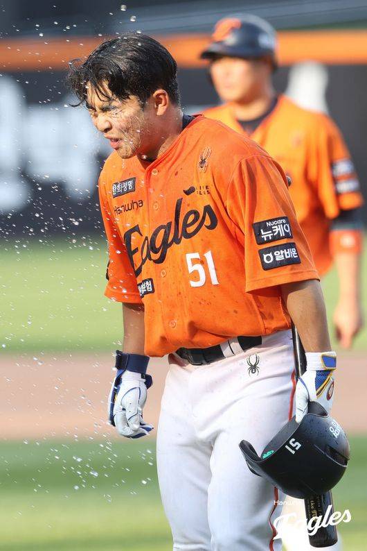 한화 문현빈이 25일 대전 롯데전에서 10회 끝내기 밀어내기 볼넷을 얻은 뒤 물 세례를 받고 있다. /한화 이글스 제공