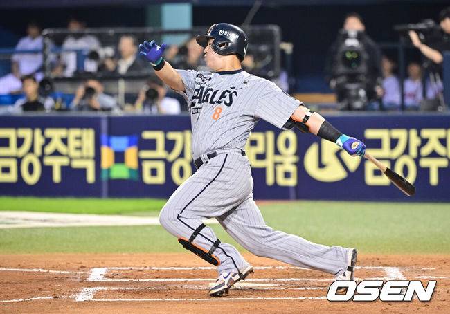 [OSEN=잠실, 박준형 기자] 27일 오후 서울 잠실구장에서 ‘2025 신한 SOL BANK KBO리그’ LG 트윈스와 한화 이글스의 경기가 진행됐다.이날 경기에서 LG은 임찬규를 한화는 황준서를 선발투수로 내세웠다.6회초 1사 2루 한화 노시환이 1타점 적시타를 날리고 있다. 2025.05.27 / soul1014@osen.co.kr