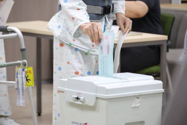 ▲27일 대구 중구 재활전문치료 의료기관인 남산병원에서 제21대 대통령선거 거소투표가 진행되고 있다. ⓒ연합뉴스