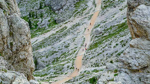 바이올렛산장에서 내려다보면 대자연의 품안에서 걷는 사람들의 모습도 한 편의 풍경화이다.