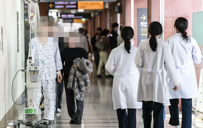 지난 2월 서울시내 대학병원에서 의료진이 이동하고 있다. 뉴시스