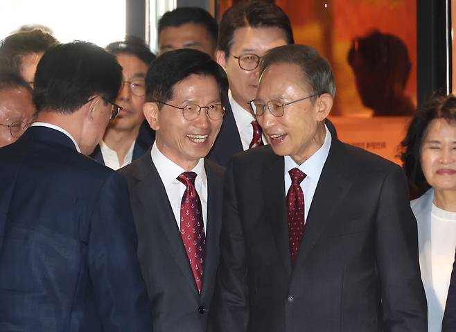 국민의힘 김문수 대선 후보와 이명박 전 대통령이 27일 서울 여의도 켄싱턴 호텔 로비에서 만나 오찬장으로 향하고 있다. 뉴시스