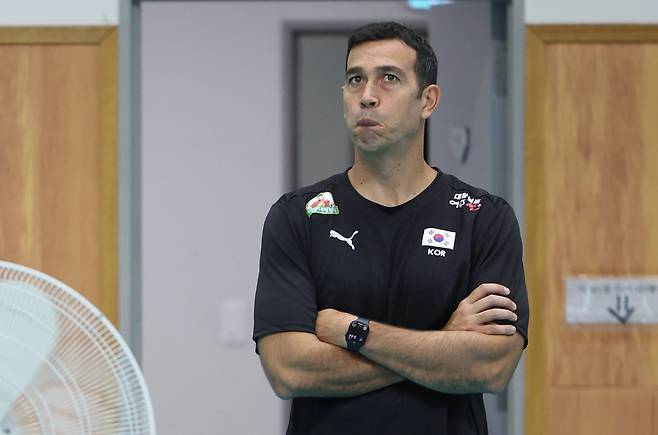 페르난도 모랄레스 대한민국 여자 배구 국가대표팀 감독이 23일 충북 진천군 진천국가대표선수촌에서 열린 대한민국 배구 국가대표팀 훈련을 지켜보고 있다. 뉴시스