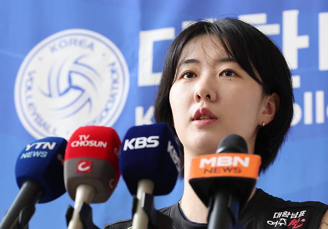 대한민국 여자 배구 국가대표팀 강소휘가 23일 충북 진천군 진천국가대표선수촌에서 열린 대한민국 배구 국가대표팀 공개훈련에서 취재진과 인터뷰를 하고 있다. 뉴시스