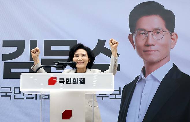 국민의힘 김문수 대선후보 배우자 설난영 여사가 21일 서울 여의도 중앙당사에서 열린 정정당당여성본부 필승결의대회에서 인사말을 마친 뒤 파이팅하고 있다. 공동취재